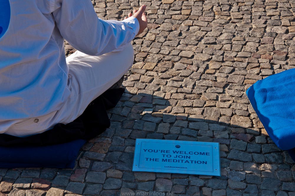 sehenswürdigkeiten-berlin-brandenburger-tor-meditation-36