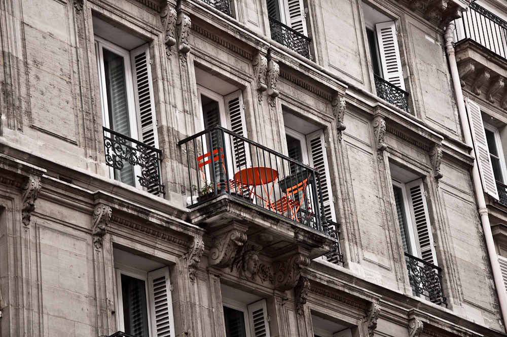 paris-architektur-tisch-balkon