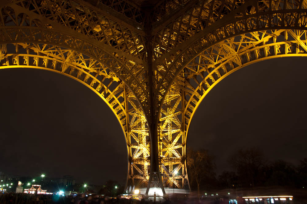 paris-bei-nacht-eiffelturm-gerüst