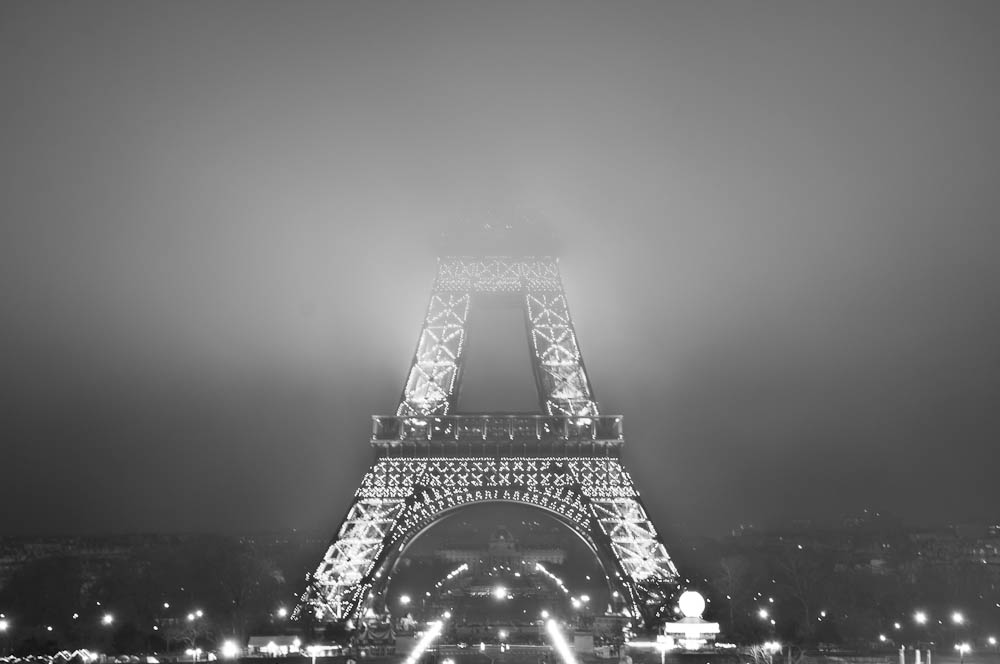 paris-bei-nacht-eiffelturm-nebel