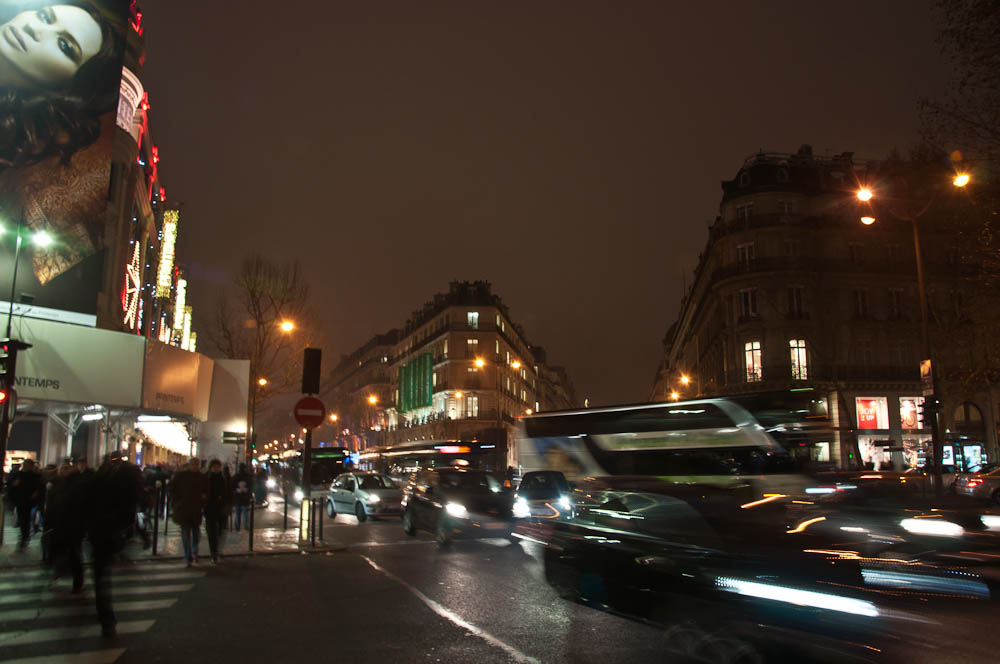 paris-bei-nacht-verkehr